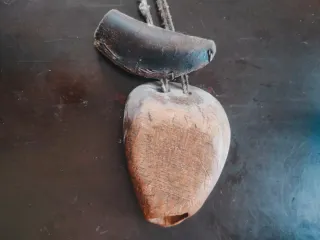 Zoqueta de siega antigua de madera y dedal de piel