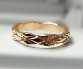 Anillo dorado con diseño
