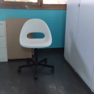 Silla de escritorio blanca con ruedas.Solo en pers