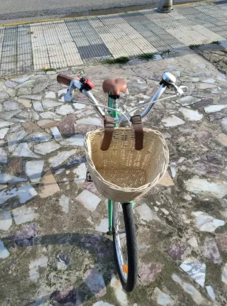 Bicicleta infantil verde con cesta