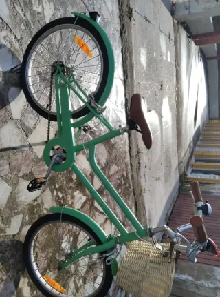 Bicicleta infantil verde con cesta