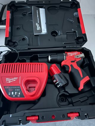 Taladro Percutor Milwaukee M12 con Batería y Carga
