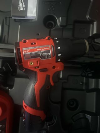 Taladro Percutor Milwaukee M12 con Batería y Carga