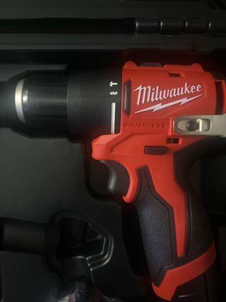 Taladro Percutor Milwaukee M12 con Batería y Carga
