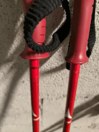 Palos de esquí Atomic rojos 105 cm y 90 cm.