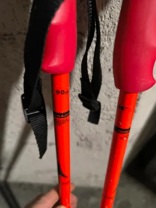 Palos de esquí Atomic rojos 105 cm y 90 cm.