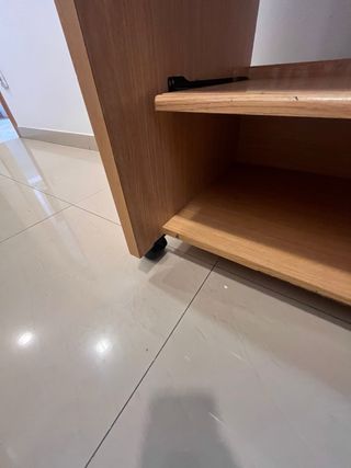 Mesa de ordenador de madera con ruedas en perfecto