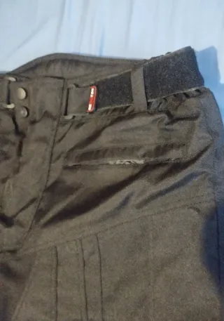 Pantalón de moto negro.
