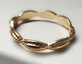 Anillo dorado con diseño