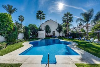 Casa adosada en alquiler en Los Naranjos - Las Brisas en Marbella