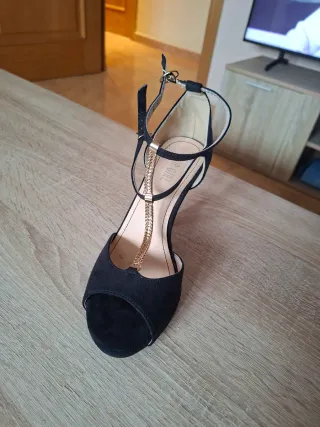 Sandalias tacón negras con cadena dorada