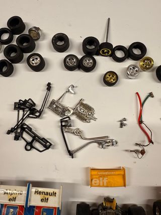 7 Coches Scalextric con piezas y ruedas