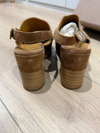 Sandalias de piel con tacón de madera