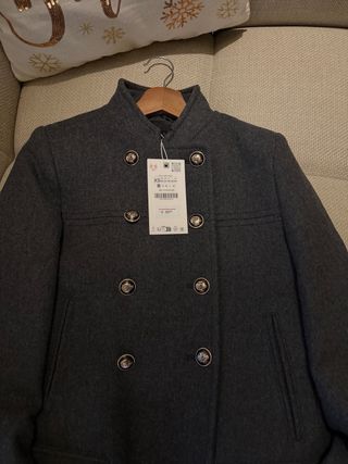 Abrigo cruzado Zara botones gris