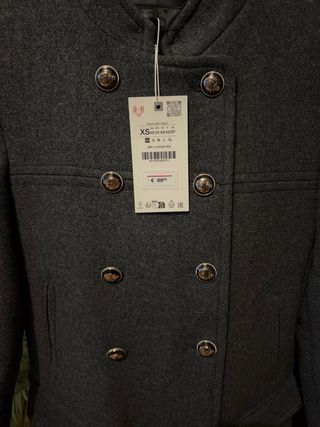 Abrigo cruzado Zara botones gris