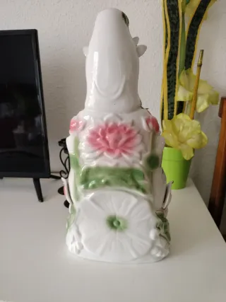 Figura diosa India sentada sobre Loto. Porcelana