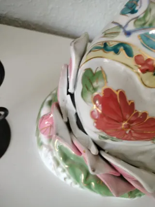 Figura diosa India sentada sobre Loto. Porcelana