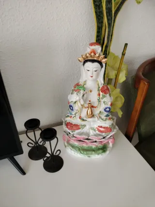 Figura diosa India sentada sobre Loto. Porcelana