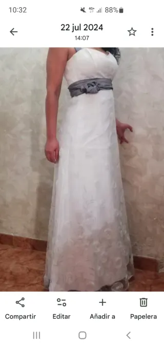Vestido de novia blanco, bordado en plata.