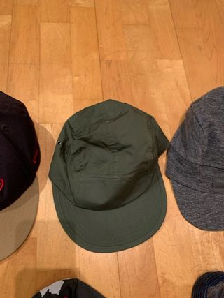 Gorra Uniqlo impermeable verde militar