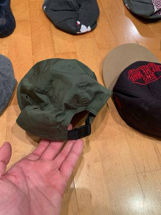 Gorra Uniqlo impermeable verde militar