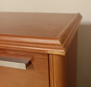 Zapatero de madera marrón