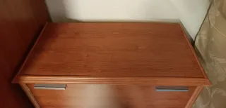 Zapatero de madera marrón