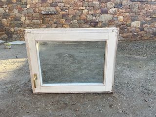 Ventana abatible de madera