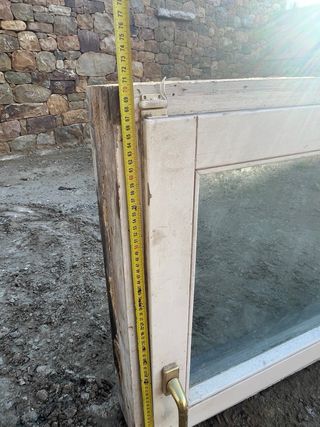 Ventana abatible de madera