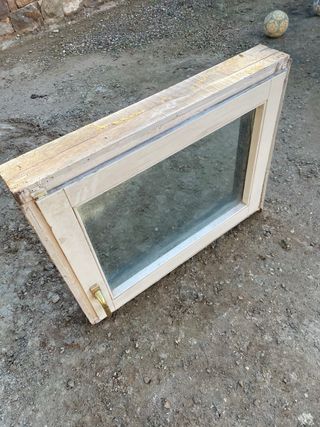 Ventana abatible de madera