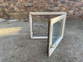 Ventana abatible de madera