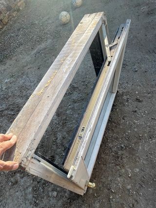 Ventana abatible de madera