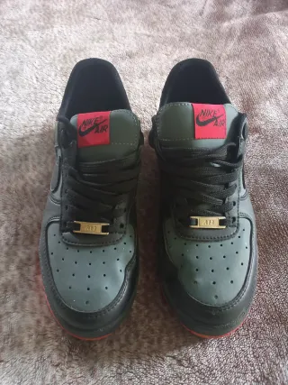 Nike Air Force 1 Negras y Rojas