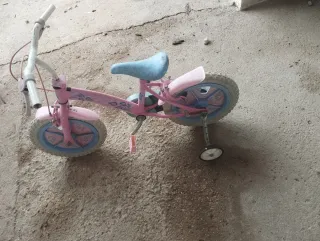 Bicicleta infantil rosa con ruedines