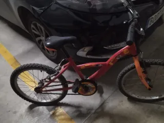 Bicicleta infantil roja y naranja