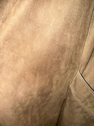 Abrigo de piel marrón con detalles