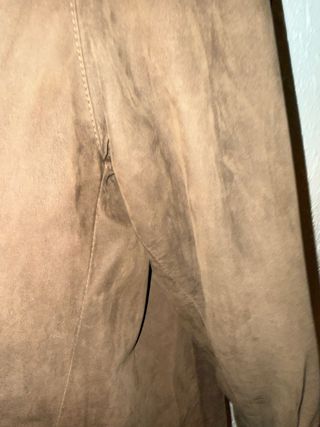 Abrigo de piel marrón con detalles