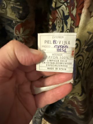 Abrigo de piel marrón con detalles