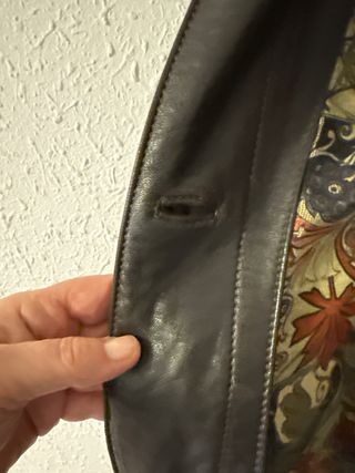 Abrigo de piel marrón con detalles