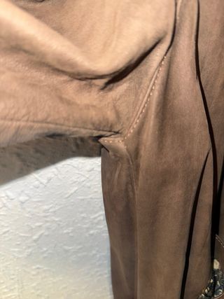 Abrigo de piel marrón con detalles