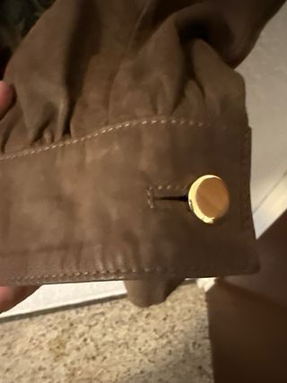 Abrigo de piel marrón con detalles