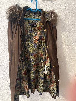 Abrigo de piel marrón con detalles