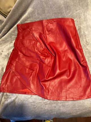 Falda roja efecto piel