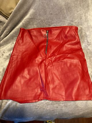 Falda roja efecto piel
