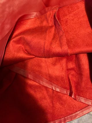Falda roja efecto piel