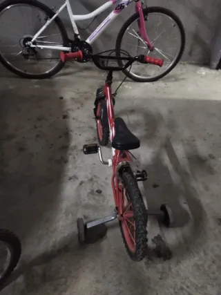 Bicicleta infantil roja