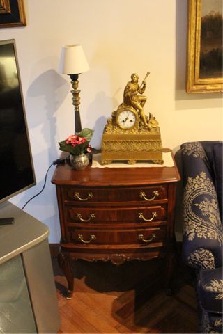 Mueble antiguo de madera y metal