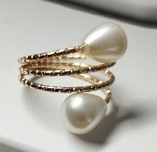 Anillo Dorado con Perlas Ajustable