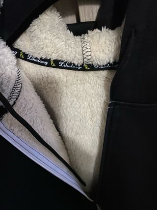 Felpa imbottita nera con zip