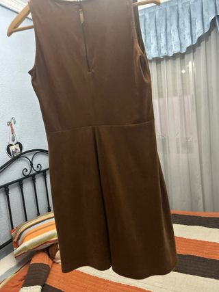 Vestido ante marrón con tachuelas